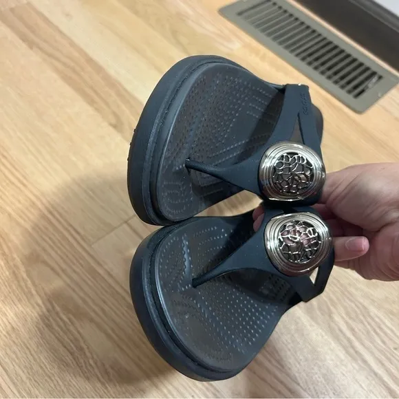 Crocs Sanrah Sandals Sz 9 Black Silver Medallion Shoes Women’s