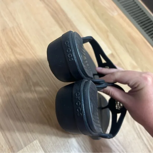 Crocs Sanrah Sandals Sz 9 Black Silver Medallion Shoes Women’s