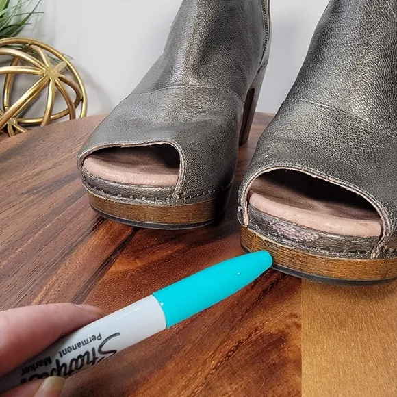 Dansko Delphine Metallic Leather Ankle Boots Size 39 Comfy Heels