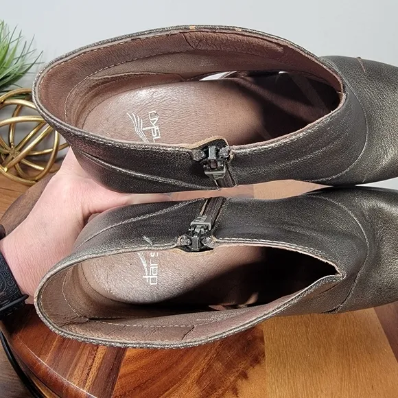 Dansko Delphine Metallic Leather Ankle Boots Size 39 Comfy Heels