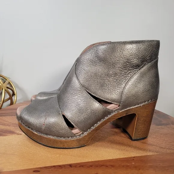Dansko Delphine Metallic Leather Ankle Boots Size 39 Comfy Heels