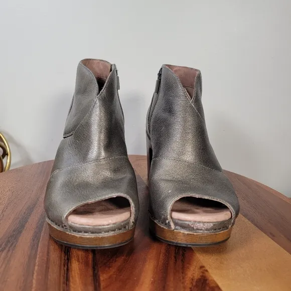 Dansko Delphine Metallic Leather Ankle Boots Size 39 Comfy Heels