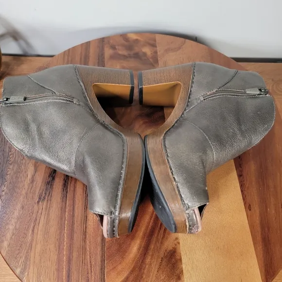 Dansko Delphine Metallic Leather Ankle Boots Size 39 Comfy Heels