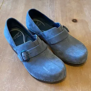 Dansko Tamara Nubuck Clogs Womens Size 36 US 6 / 6.5 Gray Shoes Slip On Buckle