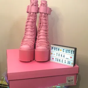 ✨🆕Dolls Kill x Sugar Thrillz Bubblegum Traitor Boots!BNIB!NEVER WORN!Size 8!🫧✨