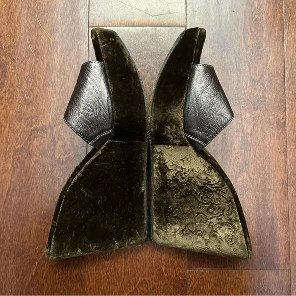 Donald J. Pliner Couture Women's Green Velvet and Leather Wedge Sandals, Size 8
