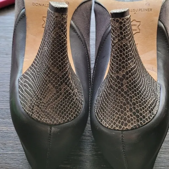 Donald J PLINER Tyra Ankle Bootie gray