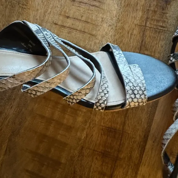 Donald J. Pliner Women's Snake Print toe ring kitten heel leather Sandals EUC