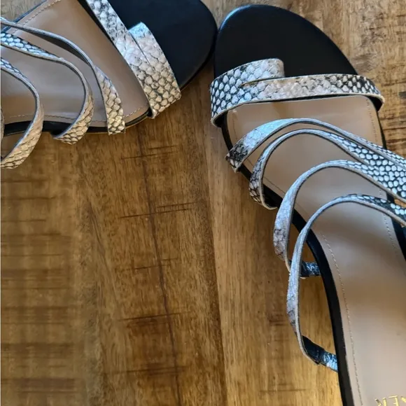 Donald J. Pliner Women's Snake Print toe ring kitten heel leather Sandals EUC