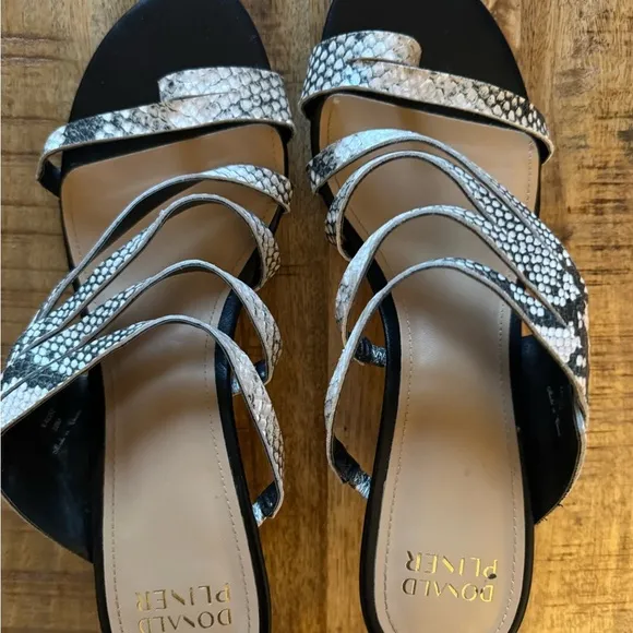 Donald J. Pliner Women's Snake Print toe ring kitten heel leather Sandals EUC