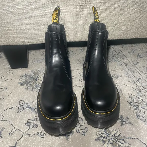 Dr Martens 2976 Smooth Leather PlatformChelsea Boots