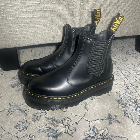 Dr Martens 2976 Smooth Leather PlatformChelsea Boots