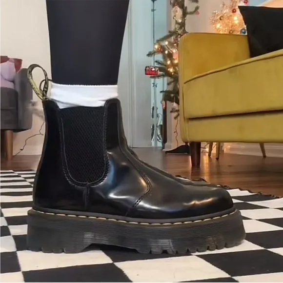 Dr Martens 2976 Smooth Leather PlatformChelsea Boots