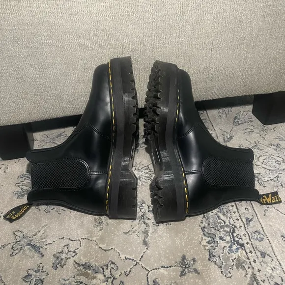 Dr Martens 2976 Smooth Leather PlatformChelsea Boots