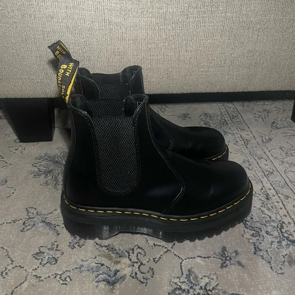 Dr Martens 2976 Smooth Leather PlatformChelsea Boots