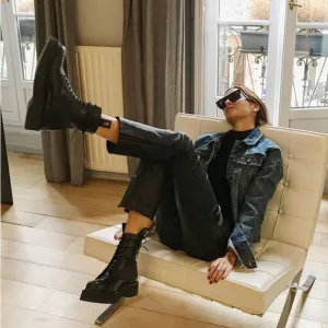 Dr. Martens Black Boots W 5