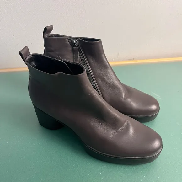 ECCO Shape Sculpted Motion 55 Boots purple size 10