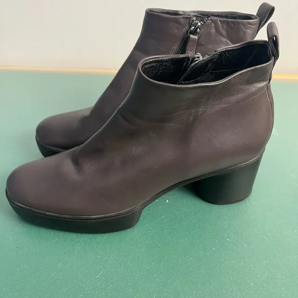 ECCO Shape Sculpted Motion 55 Boots purple size 10