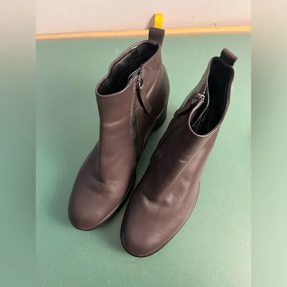 ECCO Shape Sculpted Motion 55 Boots purple size 10