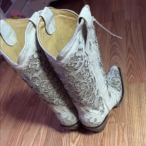 Elegant Embroidered Women's Boots