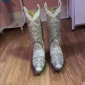Elegant Embroidered Women's Boots