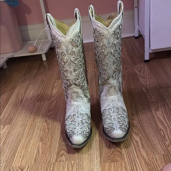 Elegant Embroidered Women's Boots