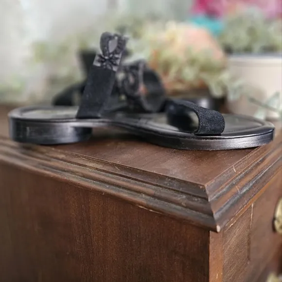 EUC Robert Clergerie 7.5NB black suede and beaded mesh low heeled sandals
