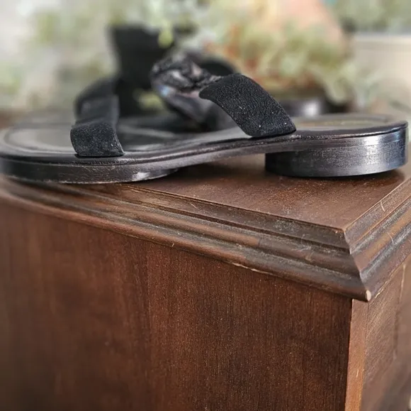 EUC Robert Clergerie 7.5NB black suede and beaded mesh low heeled sandals