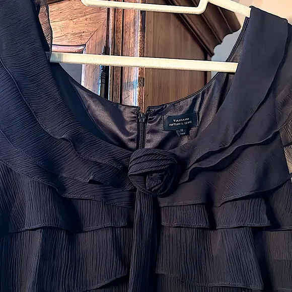 💃🏻EUC Tahari ASL💯Silk Little Black DressTiered Lined Flattering Slimming S:10