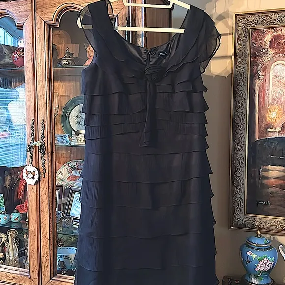 💃🏻EUC Tahari ASL💯Silk Little Black DressTiered Lined Flattering Slimming S:10