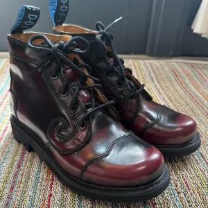 Fluevog NWOB 7th Heaven Derby Swirl Five-eye classic boot in burgundy rub-off- 7