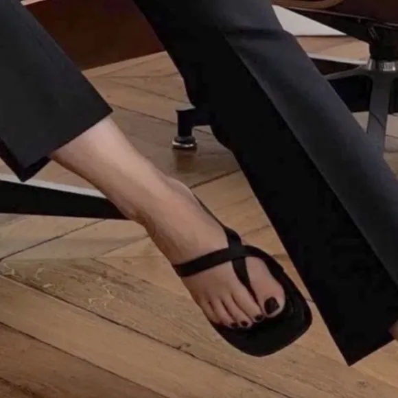 🔥🔥Frame Le Montauk black leather sandals size 38 NWOT🔥🔥