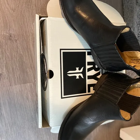 Frye Pippa Chelsea Booties