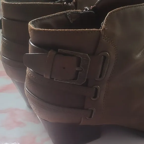 GUC BareTraps 860 V.9 New Balance Reid Brown Ankle Boots Strap Accent Sz 7.5M