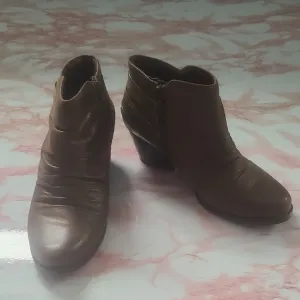 GUC BareTraps 860 V.9 New Balance Reid Brown Ankle Boots Strap Accent Sz 7.5M