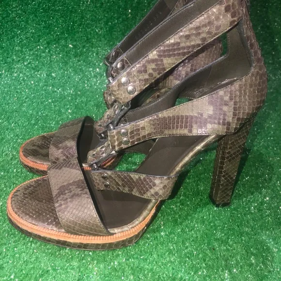 Gucci gladiator sandal size 39.5 in snakeskin green
