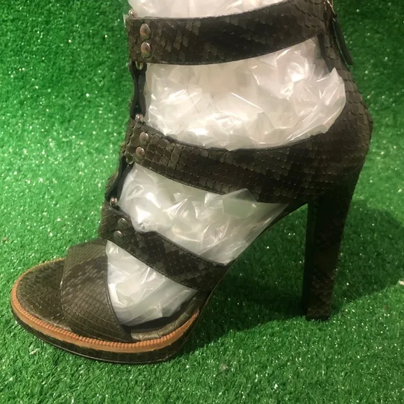 Gucci gladiator sandal size 39.5 in snakeskin green