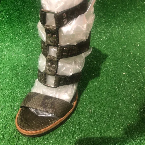 Gucci gladiator sandal size 39.5 in snakeskin green