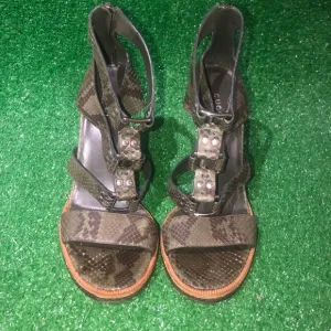 Gucci gladiator sandal size 39.5 in snakeskin green