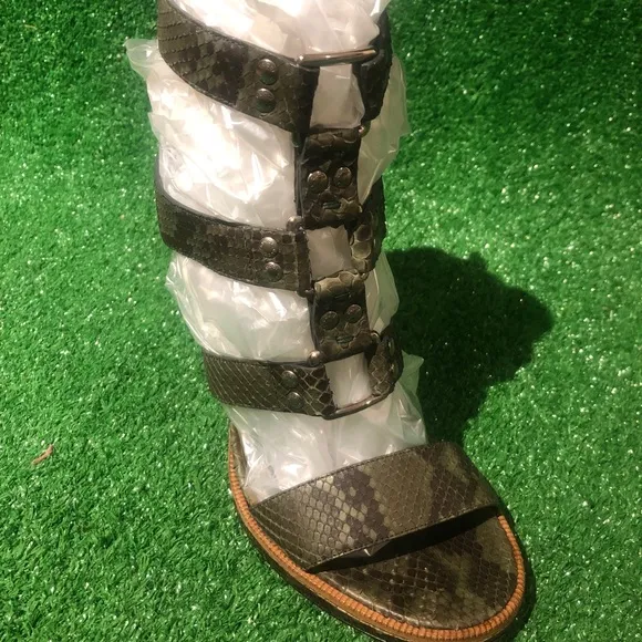 Gucci gladiator sandal size 39.5 in snakeskin green