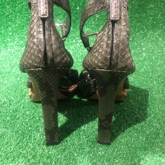 Gucci gladiator sandal size 39.5 in snakeskin green