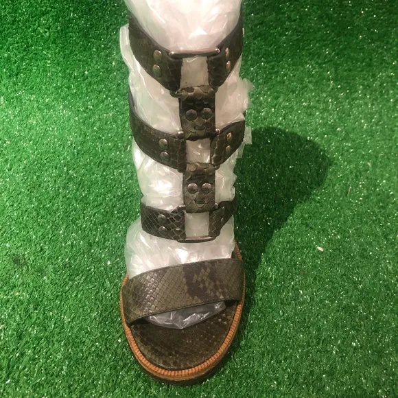 Gucci gladiator sandal size 39.5 in snakeskin green