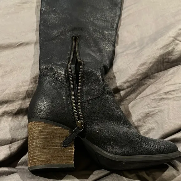 Hinge Women's Black Knee-High Boots