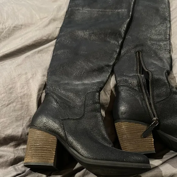 Hinge Women's Black Knee-High Boots