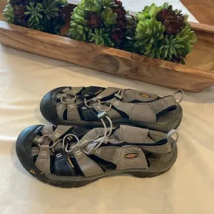 Keen Newport h2 sandals shoes hiking outdoors men’s size 10 gray black EUC