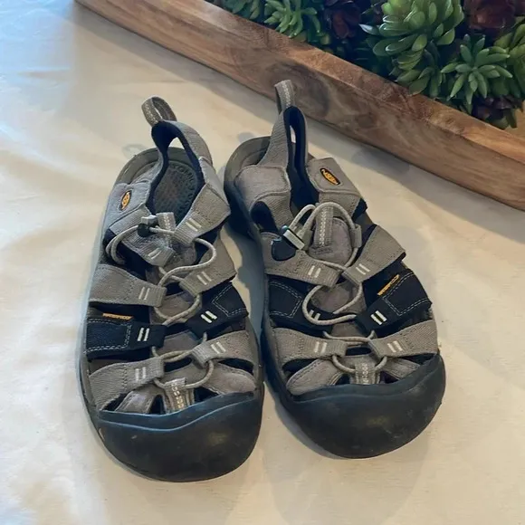 Keen Newport h2 sandals shoes hiking outdoors men’s size 10 gray black EUC