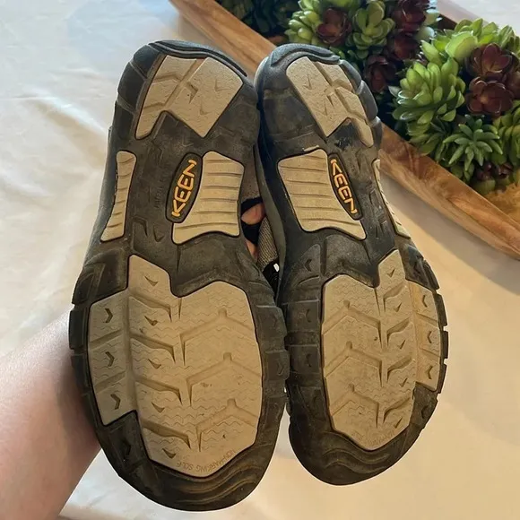 Keen Newport h2 sandals shoes hiking outdoors men’s size 10 gray black EUC