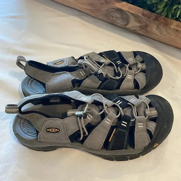 Keen Newport h2 sandals shoes hiking outdoors men’s size 10 gray black EUC