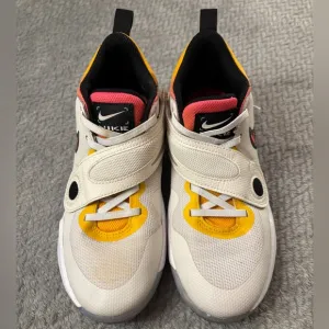 Kids Nike Team Hustle D 11 Basketball Shoes Size 5.5