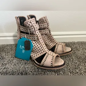 Lane Boots LB0415 Leather Cut Out Ankle Boot Heels Women’s Size 8.5 Beige